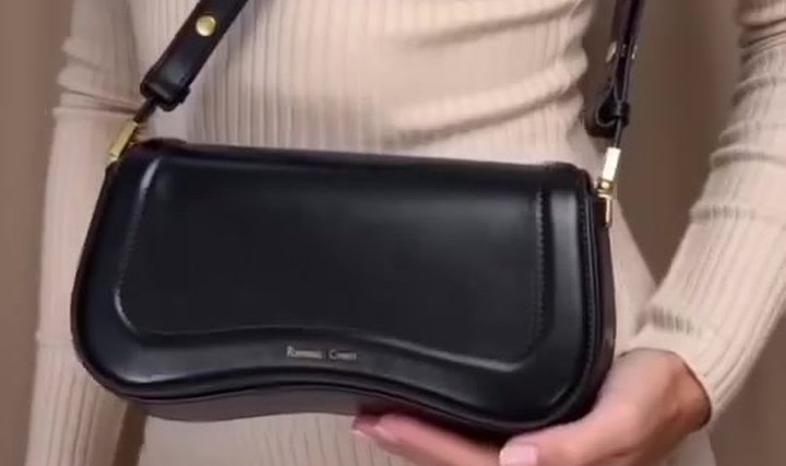 Bolsa de ombro preta com alça ajustável